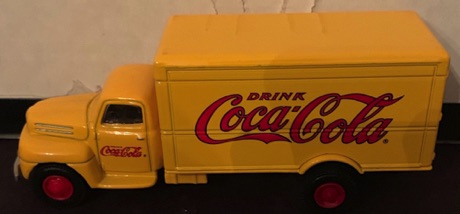 10182-2 € 12,50 coca cola auto geel rode letters ca 12 cm.jpeg